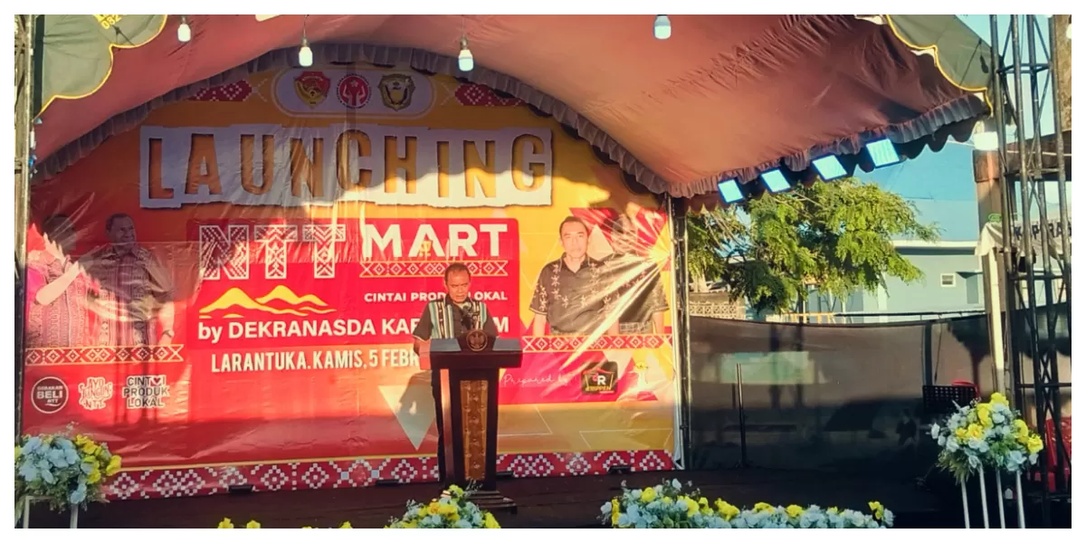 Bupati Flores Timur Antonius Doni Dihen saat peluncuran NTT Mart di Taman Kota Larantuka, Kamis. (Foto Elen Labina)