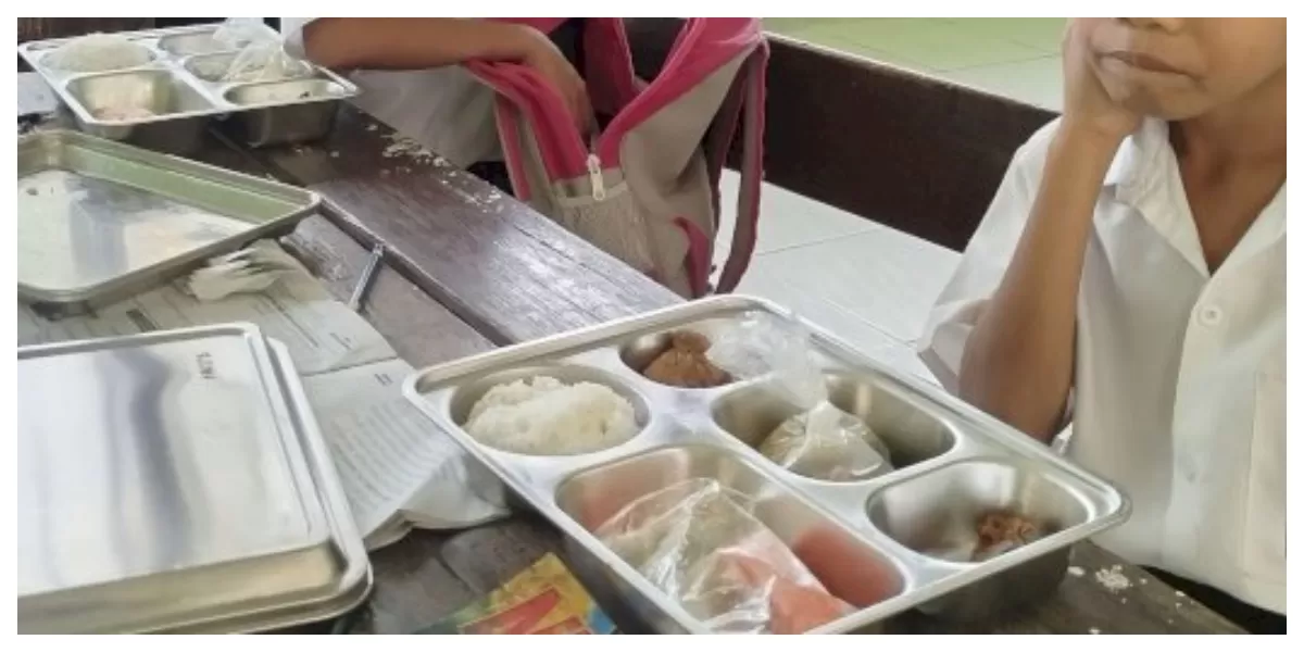 Paket Makan Bergizi Gratis untuk peserta didik dan kelompok rentan saat pendistribusian serentak di Kabupaten Sikka, Rabu pagi.  (Foto TBN Polres Sikka)