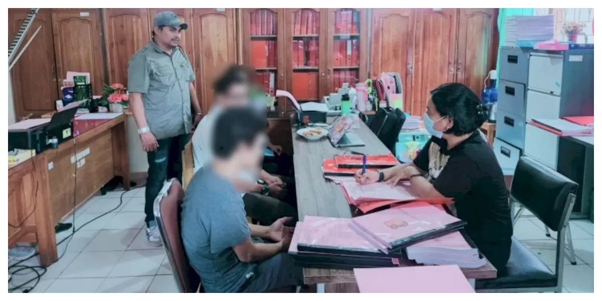 Petugas Polsek Kota Lama menggiring tersangka pencabulan anak saat pelimpahan tahap dua ke Kejaksaan Negeri Kota Kupang, Jumat siang.  (Foto TBN Polresta Kupang Kota)