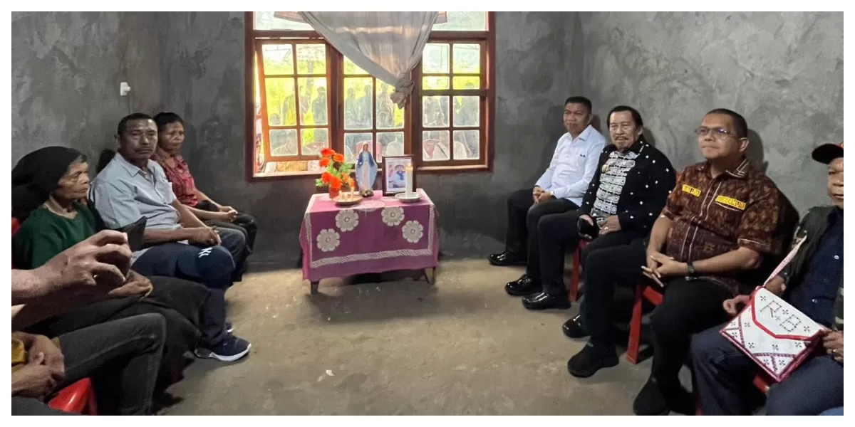 Gubernur NTT Melki Laka Lena menyapa keluarga almarhum YB di Ngada, menyampaikan belasungkawa dan permohonan maaf negara atas tragedi kemanusiaan yang menyentak nurani. (Foto/ Humas Prov. NTT)