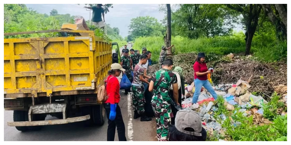 Kepala DLH Flores Timur Servulus Satel Demoor memimpin kerja bakti massal membersihkan jalur utama Kota Larantuka menjelang tahbisan Uskup. (Foto/ist)