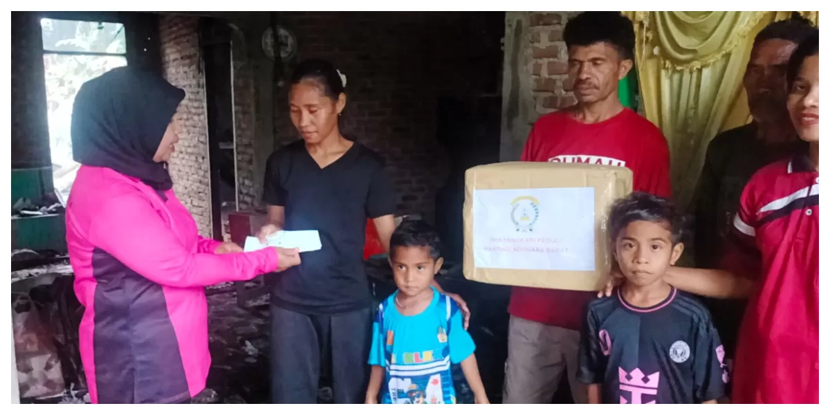 Ketua Bhayangkari Ranting Adonara Barat bersama anggota saat menyerahkan bantuan kepada korban kebakaran rumah di Dusun Riangduli, Flores Timur.