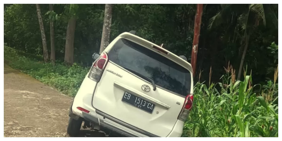 Petugas kepolisian mengamankan mobil Toyota Avanza curian di Mapolres Flores Timur setelah ditemukan ditinggalkan pelaku di Hewokloang, Kabupaten Sikka. (Foto/ist)