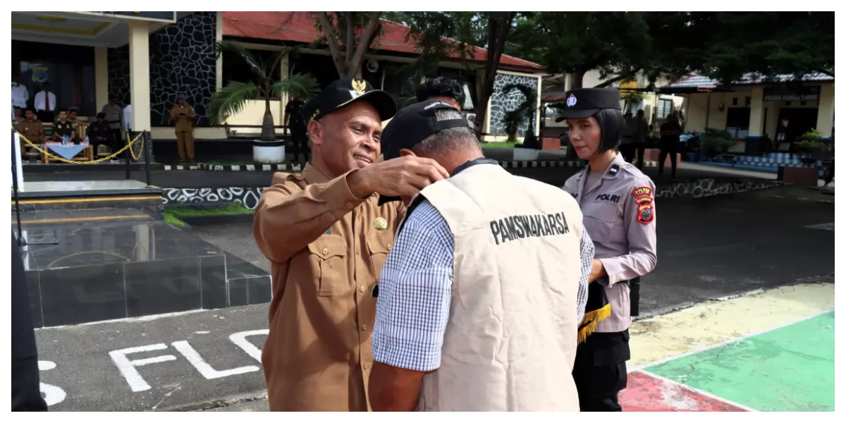 Wakil Bupati Flores Timur Ignasius Boli Uran memimpin upacara pengukuhan PAM Swakarsa di Lapangan Apel Polres Flores Timur, Senin (9/2/2026).