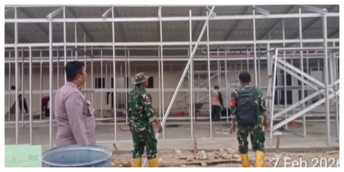 Pekerja menyusun rangka baja ringan huntara di Nagari Puluik-Puluik, Pesisir Selatan, Sumatra Barat, Senin (9/2), untuk warga terdampak banjir dan longsor. (Foto/ist)