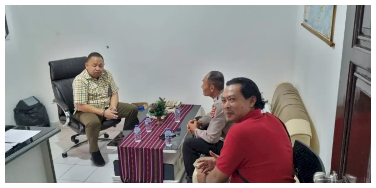 Kapolsek Alak AKP I Ketut Setiasa berdialog dengan jajaran PT Pelni Kupang membahas pengamanan layanan dan pencegahan praktik calo tiket kapal. (Foto TBN Polda NTT)
