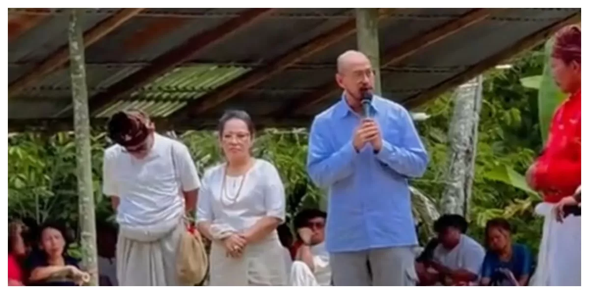 Momen Pandji Pragiwaksono saat menjalani peradilan adat Toraja karena materi candaannya di tahun 2013. (TikTok/remallintong)