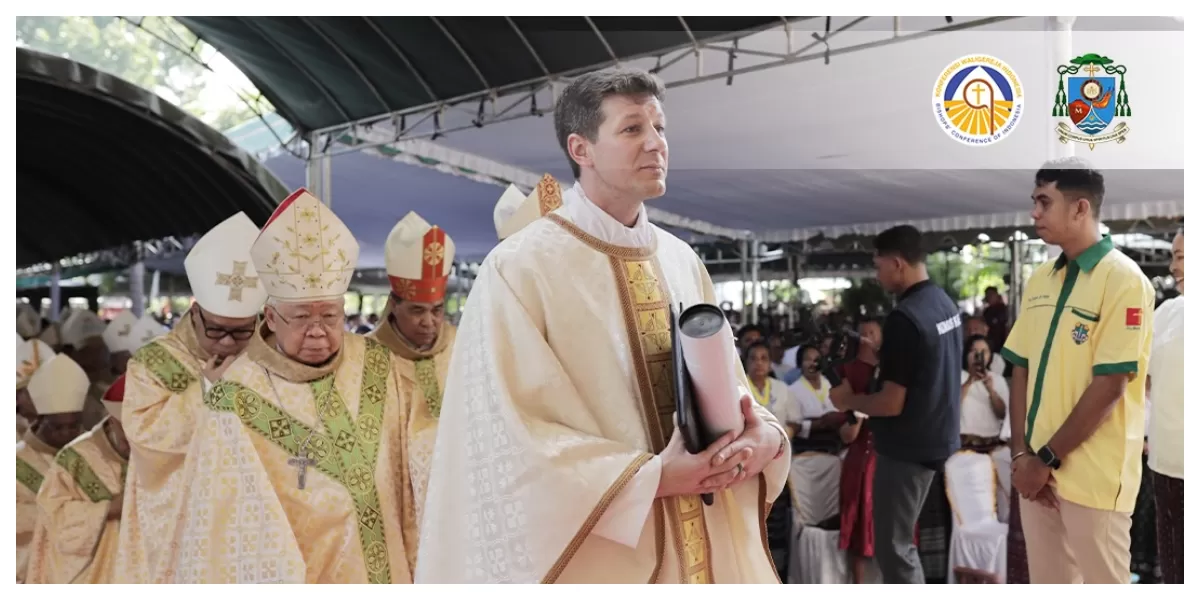 Perwakilan Kedutaan Besar Vatikan untuk Indonesia, Mgr Michael A. Pawlowicz, saat  hendak memasuki gereja Katedral Reinha Rosari Larantuka. (Foto/ Komsos Larantuka)