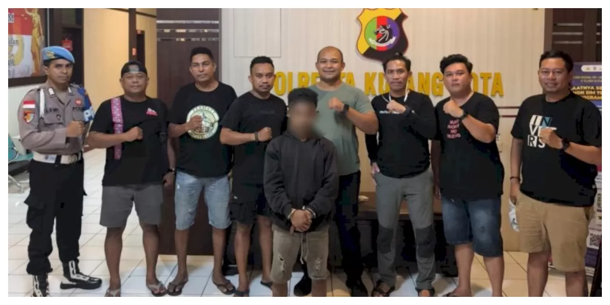 Petugas Satreskrim Polresta Kupang Kota menggiring tersangka pembunuhan ayah kandung saat pelimpahan tahap II ke Kejaksaan Negeri Kupang, Nusa Tenggara Timur. (Foto TBN Polresta Lupang Kota)