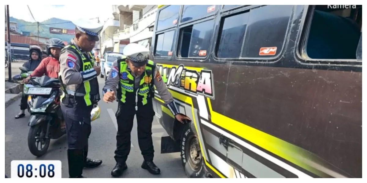 Personel Satlantas Polres Ende membagikan brosur dan memasang spanduk imbauan keselamatan kepada pengendara di Terminal Rewarangga, Kamis (12/2/2026) pagi. (Foto TBN Polres Ende)