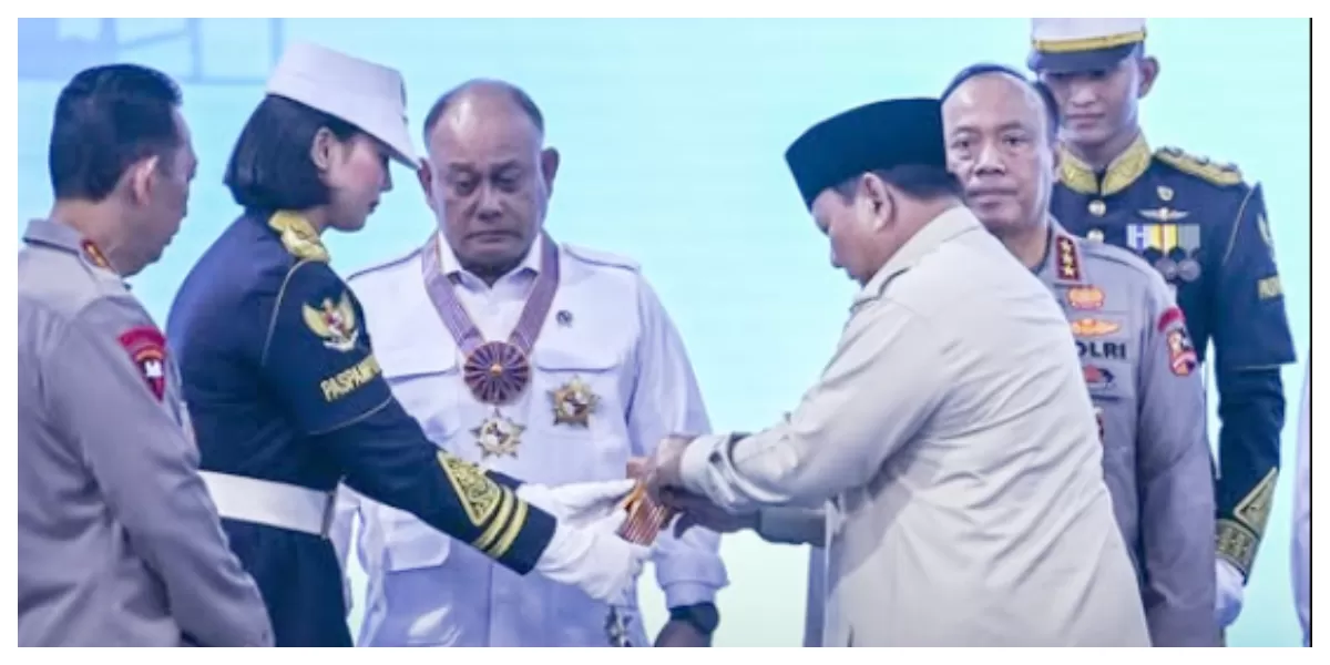 Kepala BGN Dadan Hindayana menerima Bintang Jasa Utama dari Presiden Prabowo Subianto dalam acara groundbreaking 1.179 SPPG di Jakarta, Jumat (13/2/2026).