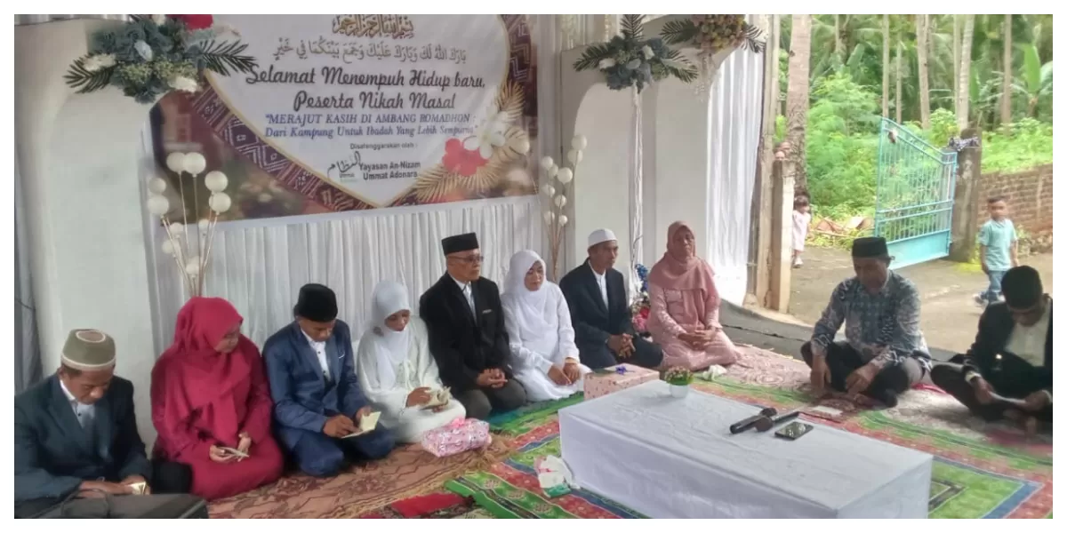 Prosesi nikah massal dan penyerahan santunan lintas agama oleh Yayasan An-Nizam Ummat Adonara di halaman Masjid Jou Umar, Witihama, Flores Timur. (Foto Bernad Nara)