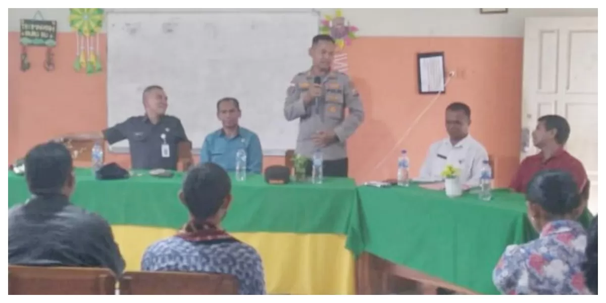 Suasana mediasi di aula SD Negeri Oehendak, Maulafa, saat penandatanganan berita acara perdamaian antara orang tua murid dan pihak sekolah. (Foto/ TBN Polresta Kupang Kota)