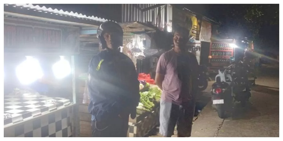 Bhabinkamtibmas Kelurahan Naimata memediasi pemuda dan warga saat keributan serta aksi palang jalan terjadi di RT 08 RW 03, Maulafa, Kota Kupang. (Foto/ TBN Polresta Kupang Kota)