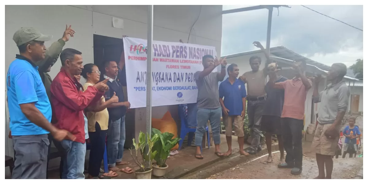 Rombongan Pewartah Flotim menyerahkan paket sembako kepada jurnalis korban erupsi Lewotobi di hunian sementara Flores Timur, Jumat (14/2/2026). (Foto/ Dok. Pewartah)