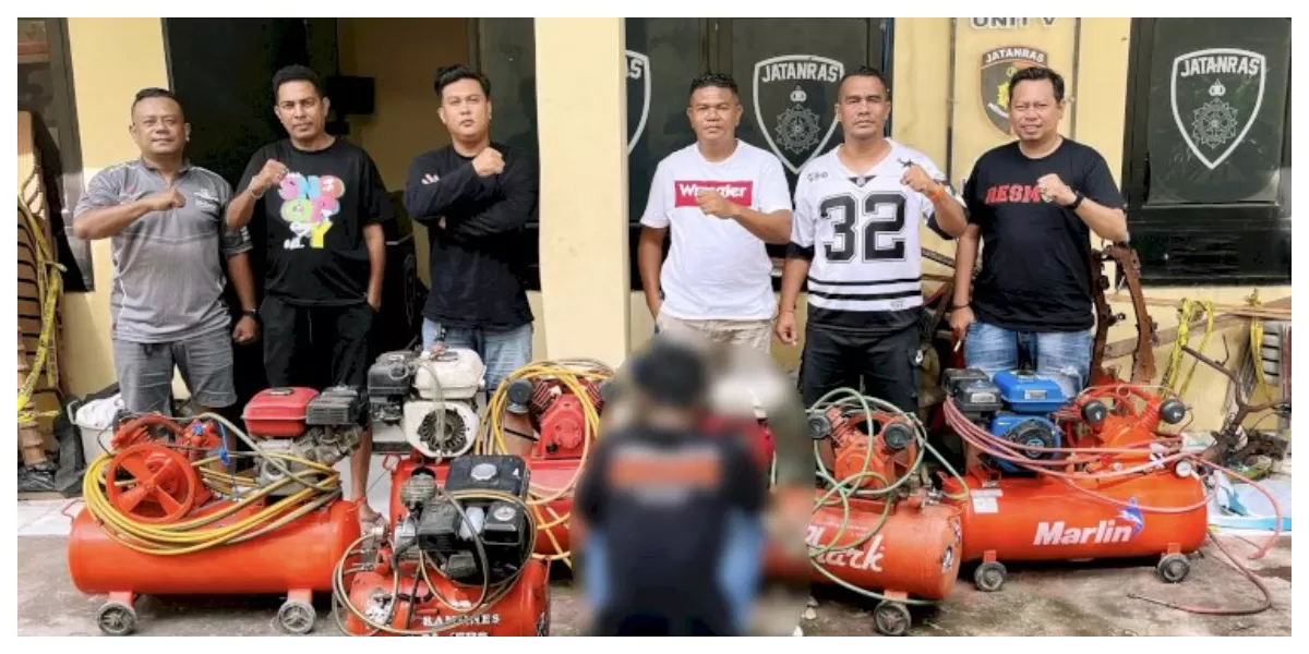Petugas Unit Jatanras Polresta Kupang Kota menunjukkan barang bukti lima unit kompresor dan mobil Grand Max yang digunakan terduga pelaku saat beraksi. (Foto TBN Polresta Kupang Kota)