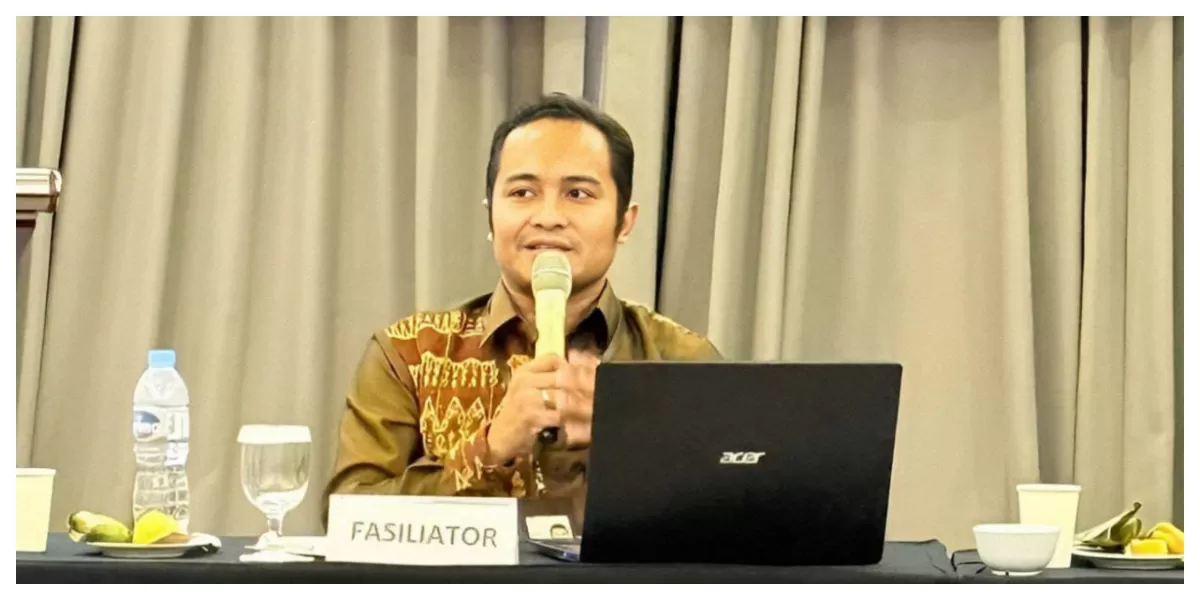Kepala Keasistenan Pencegahan Maladministrasi Ombudsman RI Perwakilan NTT, Alberth Roy Kota, saat dialog di RRI Kupang membahas pengawasan dana PIP. (Foto/ Ombudsman NTT)