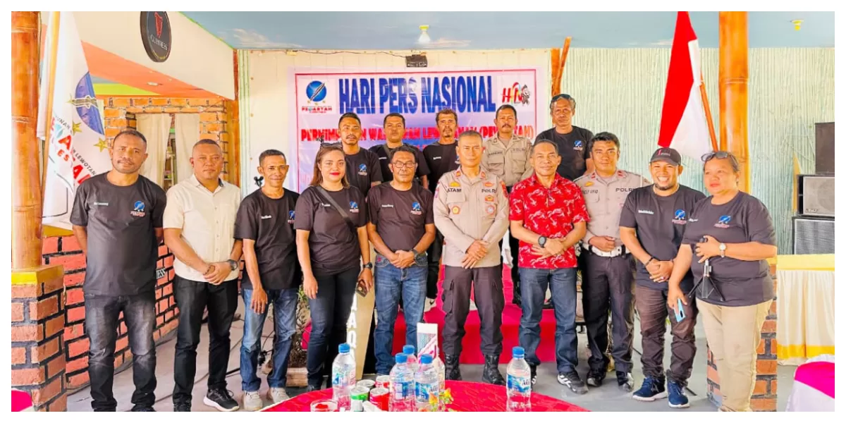 Sejumlah wartawan mengikuti peringatan Hari Pers Nasional ke-81 di Alqaqa Beach, Flores Timur, Selasa (17/2/2026), dalam suasana diskusi dan kebersamaan. (Foto/ EL)