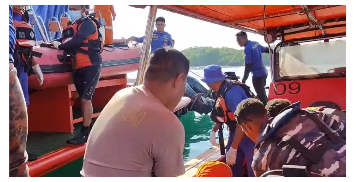 Tim SAR gabungan mengevakuasi jenazah Mateus Rohi setelah ditemukan mengapung sejauh 0,59 nautical mile dari titik tenggelam di Perairan Wuring, Maumere. (Foto/SAR)