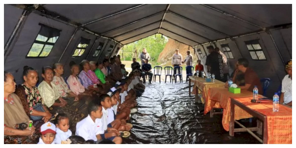 Wakapolda NTT Brigjen Pol Baskoro Tri Prabowo menyerahkan bantuan tas dan perlengkapan sekolah kepada siswa SMPN 48 Sa Ate Gaikiu di Sikka. (Foto/ TBN Polda NTT)