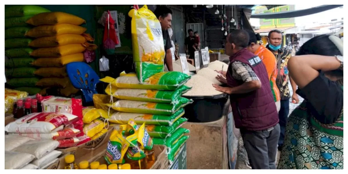 Petugas Satgas pangan Kota Kupang memeriksa ketersediaan dan harga bahan pokok saat inspeksi mendadak di sejumlah pasar tradisional, Kamis (12/2/2026). (Foto/ TBN Polresta Kupang Kota)