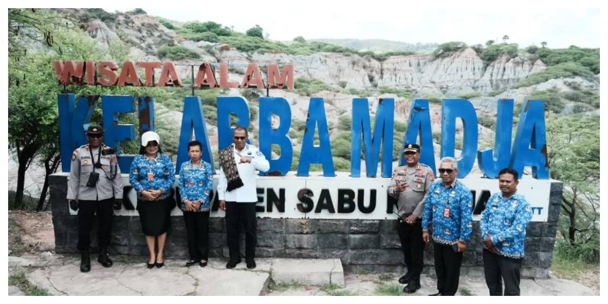 Wagub NTT Johni Asadoma meninjau dan mempromosikan potensi wisata Kelabba Maja serta Taman Skyber di Kabupaten Sabu Raijua, NTT.  (Foto : Meldo Nailopo)