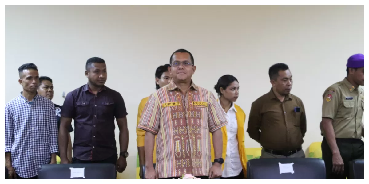 Gubernur NTT Emanuel Melkiades Laka Lena menerima penyematan baret ungu dari Ahmad Riza Patria saat pelantikan Danmenwa Mahadana NTT di Undana Kupang. (Foto: Dio Ceunfin)