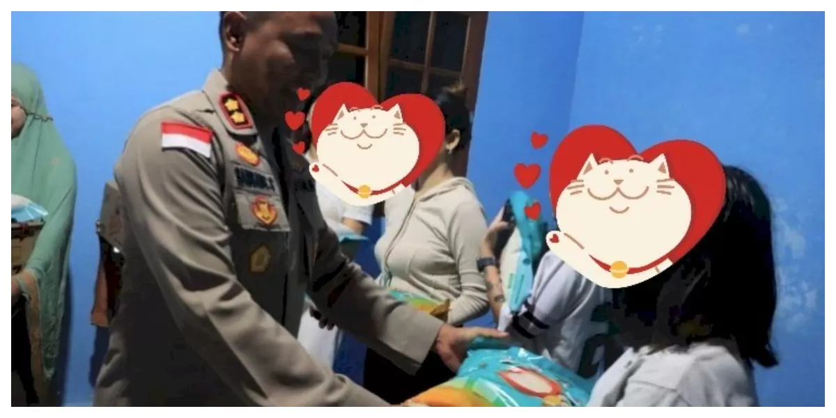 Kapolres Sikka Bambang Supeno menyerahkan paket sembako kepada pengelola Rumah Perlindungan Korban St Monika di Nangameting, Rabu malam. (Foto TBN Polres Sikka)