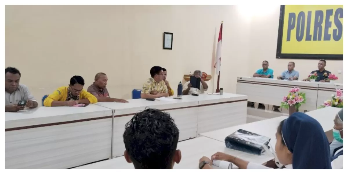 Suasana audiensi penanganan dugaan TPPO di Ruangan Satya Haprabu Mapolres Sikka, Kamis (19/2/2026), dihadiri aparat kepolisian, rohaniawan, akademisi, dan mahasiswa. (Foto TBN Polres Sikka)