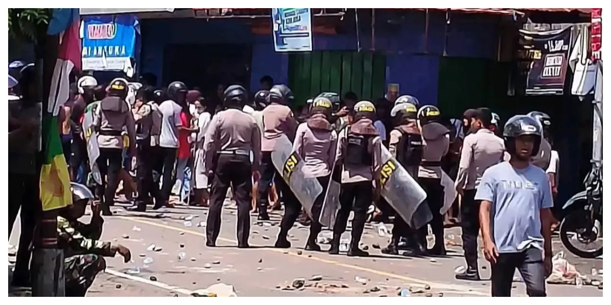 Aparat keamanan berjaga di perbatasan Kelurahan Postoh dan Amagarapati usai bentrok warga yang menyebabkan kemacetan dan sejumlah korban luka. (Foto ist)