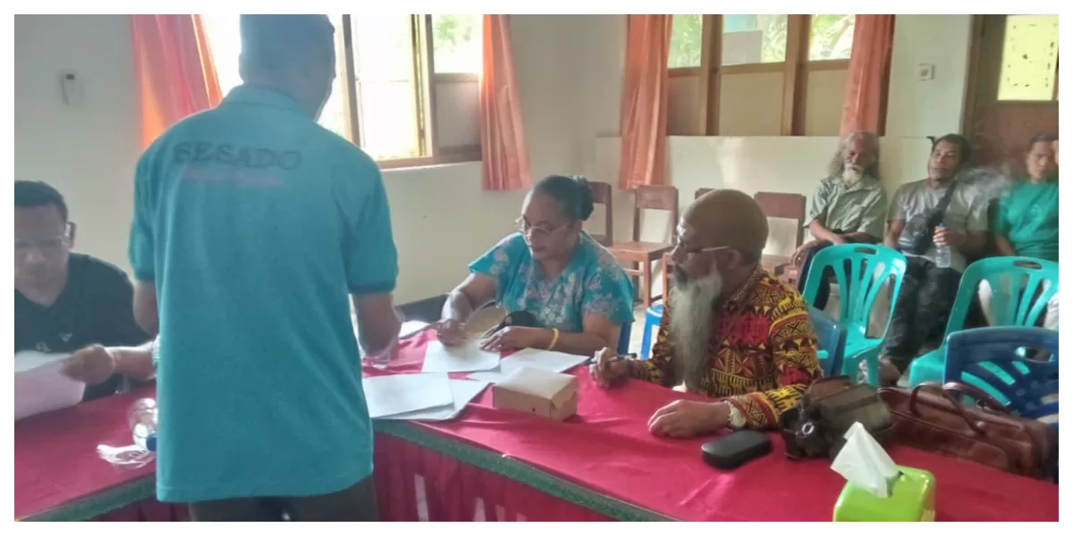 Penandatanganan berita acara hasil pertemuan bipartit kedua di sekretariat Yayasan Papa Miskin Keuskupan Larantuka, Lembata, Jumat 20 Februari 2026. (Foto/ Bernad Nara)