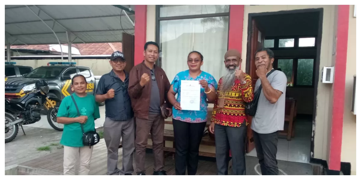 Agustina Sabu Beda didampingi kuasa hukum melapor dugaan pencemaran nama baik di Polres Lembata, Lewoleba, Jumat (20/2/2026) sore. (Foto Bernad Nara)
