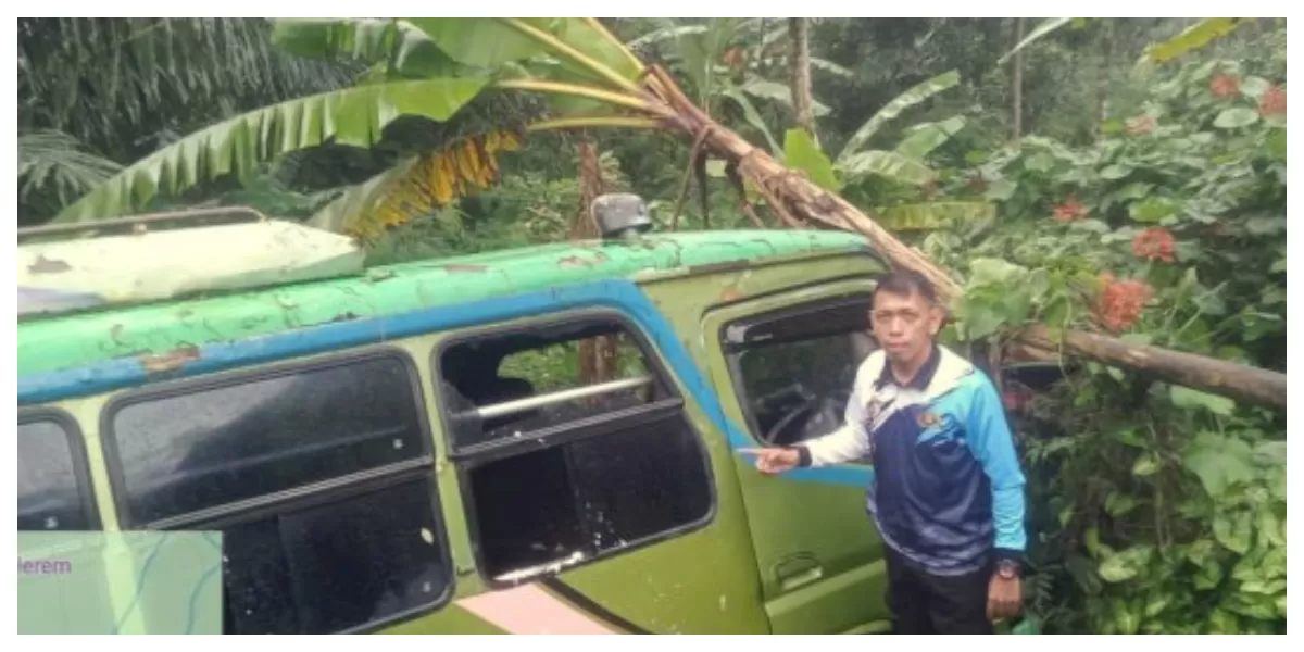 Petugas Satlantas Polres Manggarai Barat mengevakuasi bus Pine Green Meta yang terjun ke jurang di Cunca Lolos, Selasa siang. (Foto/ TBN Polres Mabar)