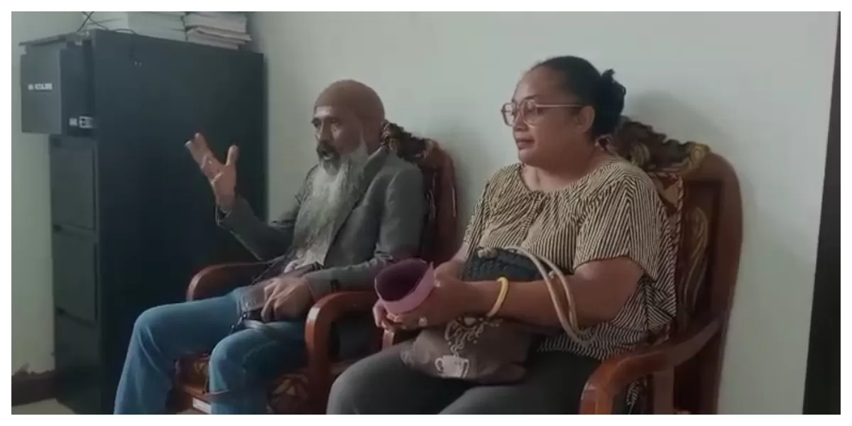 Kuasa hukum Agustina Sabu Beda saat menyerahkan berkas permohonan mediasi sengketa hubungan industrial di kantor Disnakertrans Kabupaten Lembata, Senin (23/2/2026). (Foto/ Bernad Nara)
