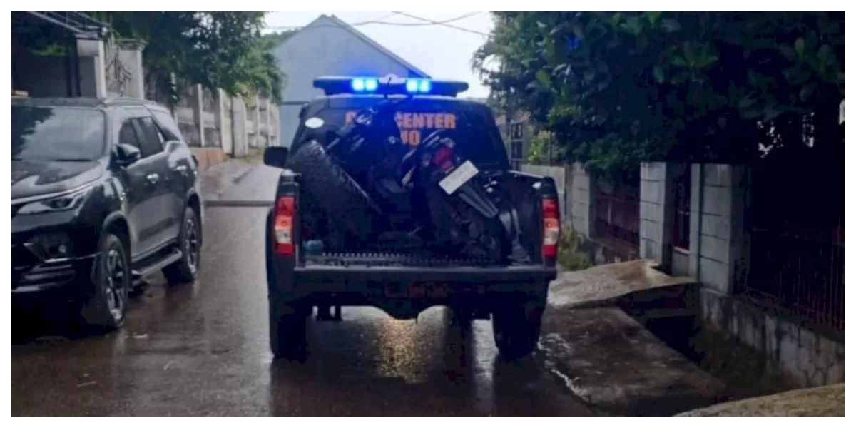 Petugas Polsek Maulafa mengevakuasi sepeda motor Honda Beat yang ditemukan rusak di dalam parit wilayah Kelurahan Naikolan, Kota Kupang. (Foto Polresta Kupang Kota)