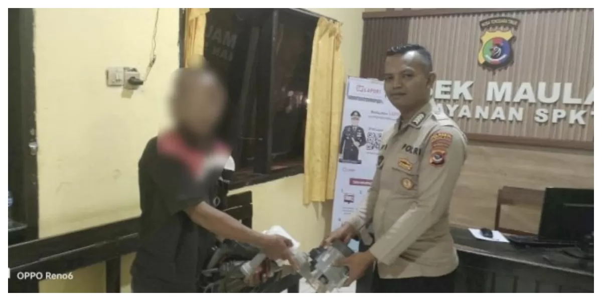 Petugas Polsek Maulafa menunjukkan barang bukti mesin pompa air dan peralatan listrik hasil pencurian di Perumahan Griya Fatukoa, Kupang. (Foto TBN Polresta Kupang Kota)