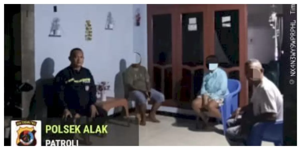 Petugas kepolisian melakukan pengecekan di rumah Ketua RT di Kelurahan Fatufeto, Alak, Kupang, usai insiden pelemparan oleh orang tak dikenal. (Foto TBN Polresta Kupang Kota)