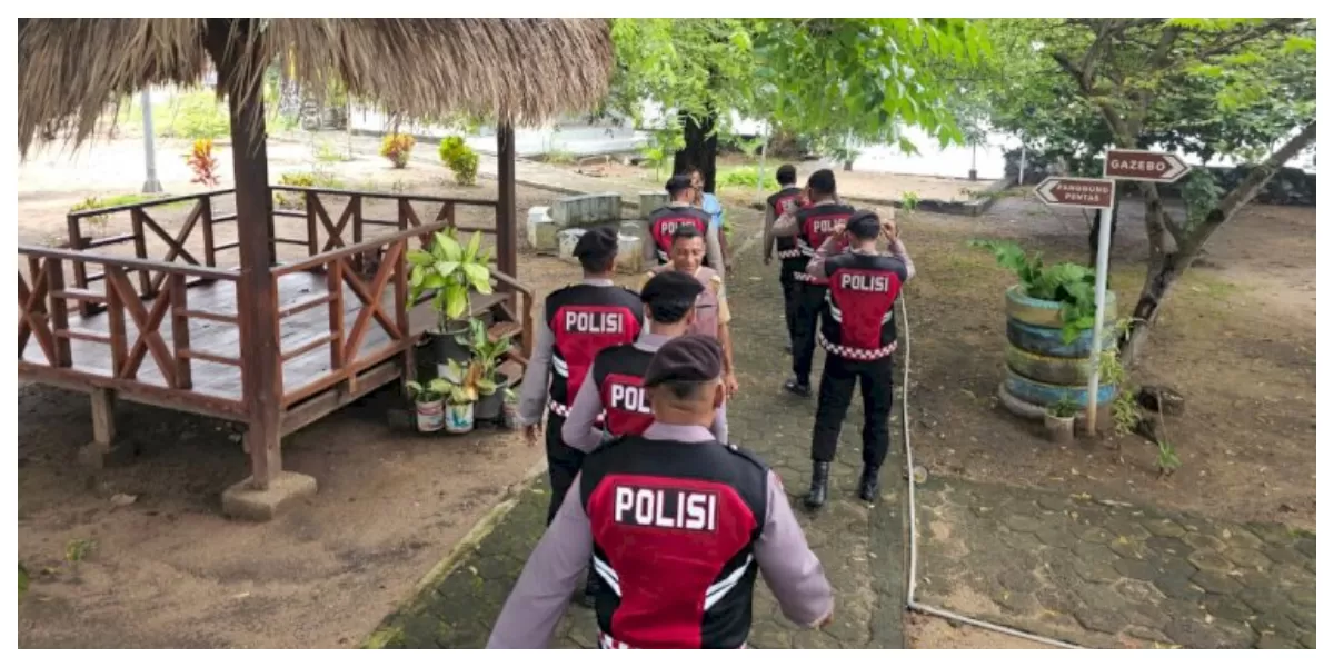 Personel Sat Samapta Polres Flores Timur mengatur arus lalu lintas di depan Pasar Inpres Larantuka, Senin (23/2/2026) pagi. (Foto TBN Polres Flotim)