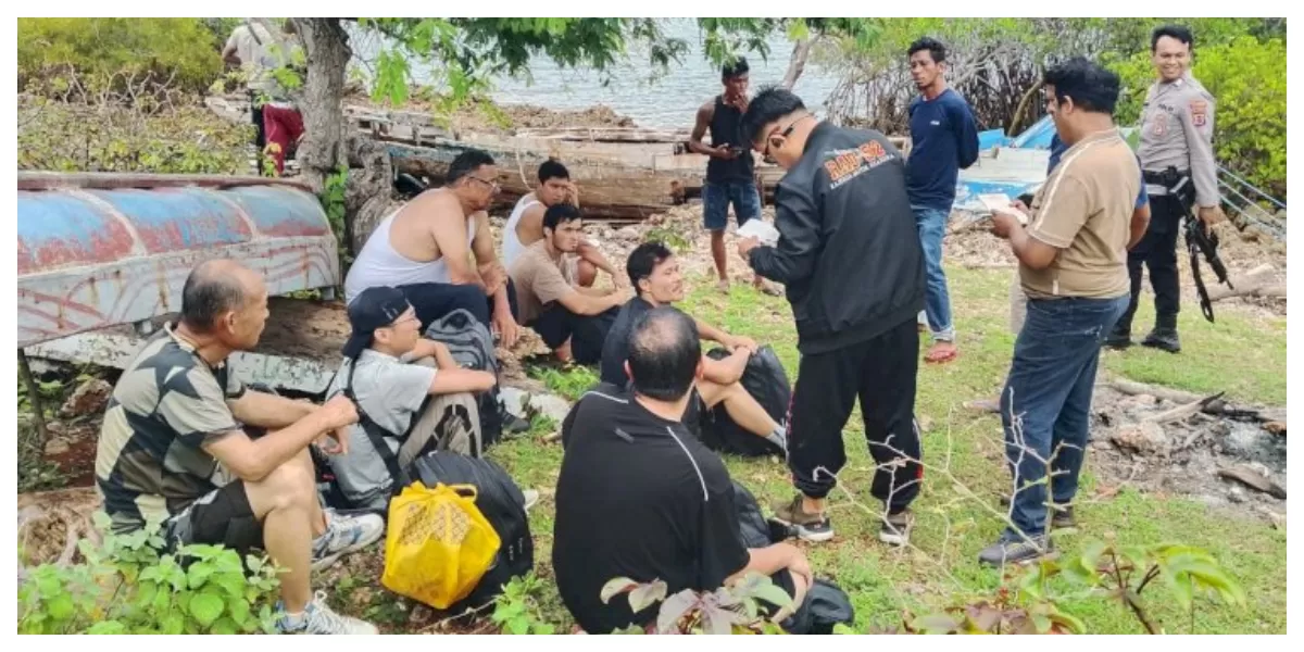 Petugas Polsek Rote Selatan mengamankan tujuh WNA di Pantai Masidae, Rote Ndao, setelah ditemukan bersama speedboat mencurigakan, Selasa pagi. (Foto Polda NTT)