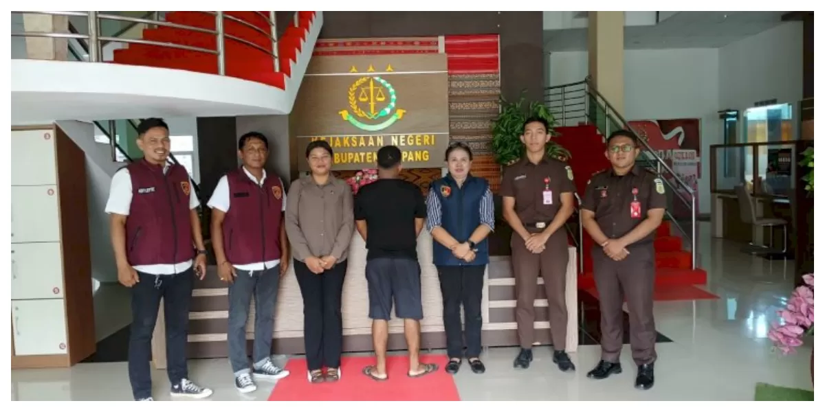 Petugas Ditres PPA dan PPO Polda NTT menyerahkan tersangka dan barang bukti kasus dugaan pencabulan anak ke Kejari Kabupaten Kupang, Selasa (24/2/2026). (Foto TBN Polda NTT)