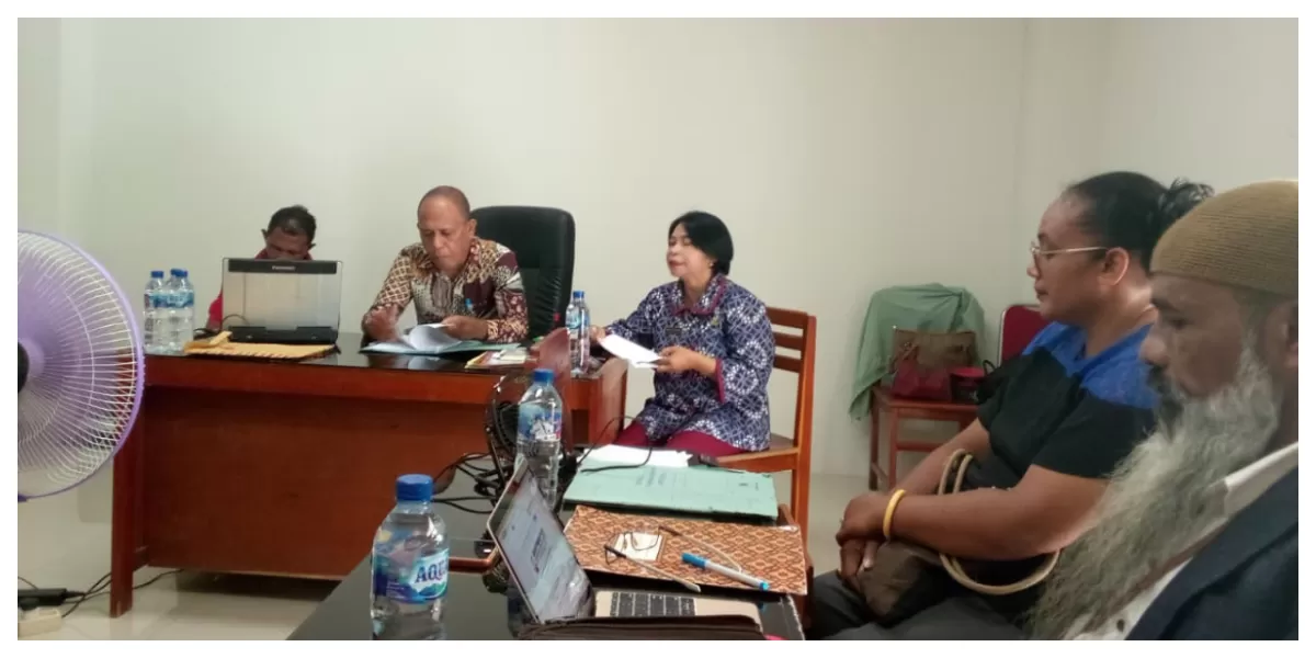 Suasana sidang perselisihan hubungan industrial antara tenaga kesehatan dan pengelola rumah sakit di GOR Lembata, Jumat (27/2/2026), berlangsung tegang. (Foto/ Bernad Nara)