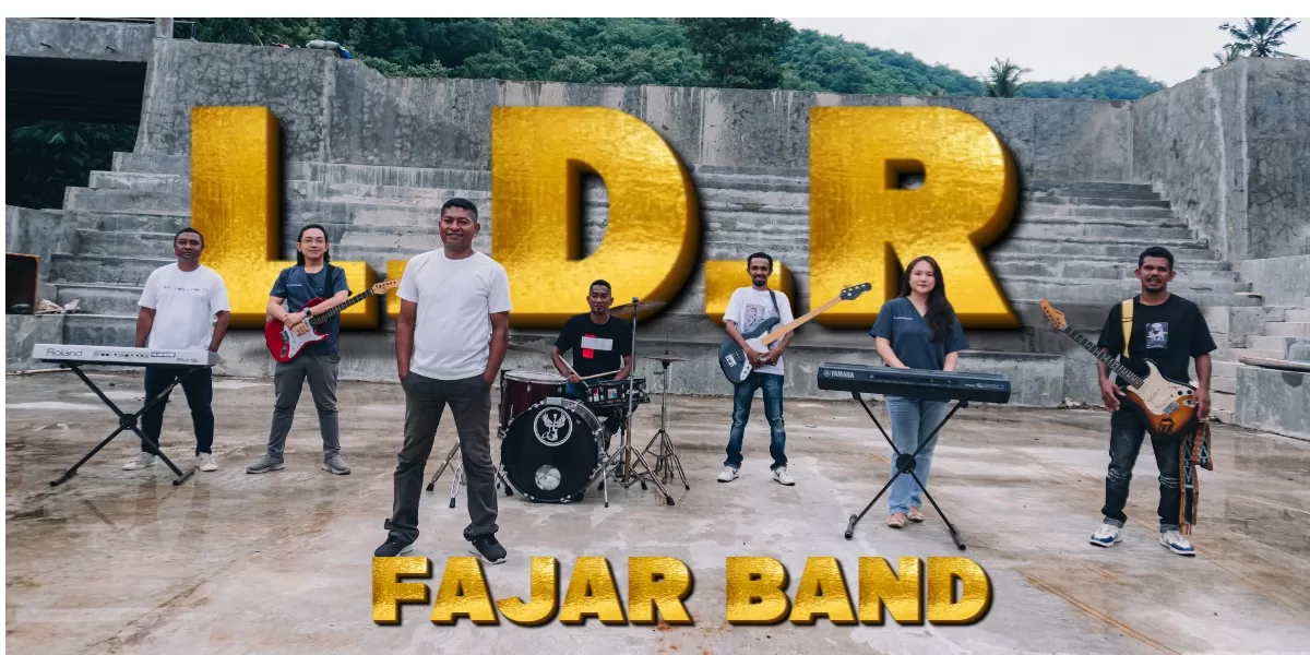 Dokter Vienna dan dr. Yeziel bersama personel Fajar Band berpose usai pengambilan clip lagu LDR. (Foto/ist)