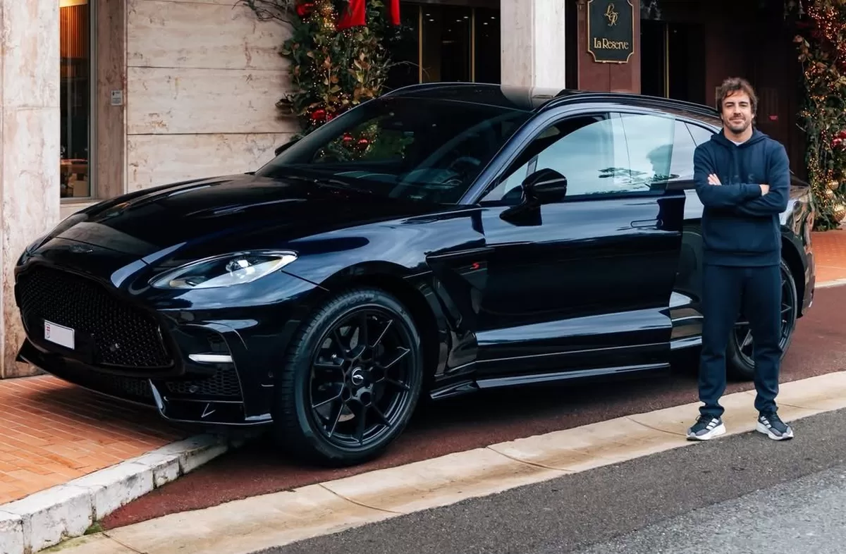 Fernando Alonso bersama mobil barunya Aston Martin DBX S (@astonmartinmonaco)