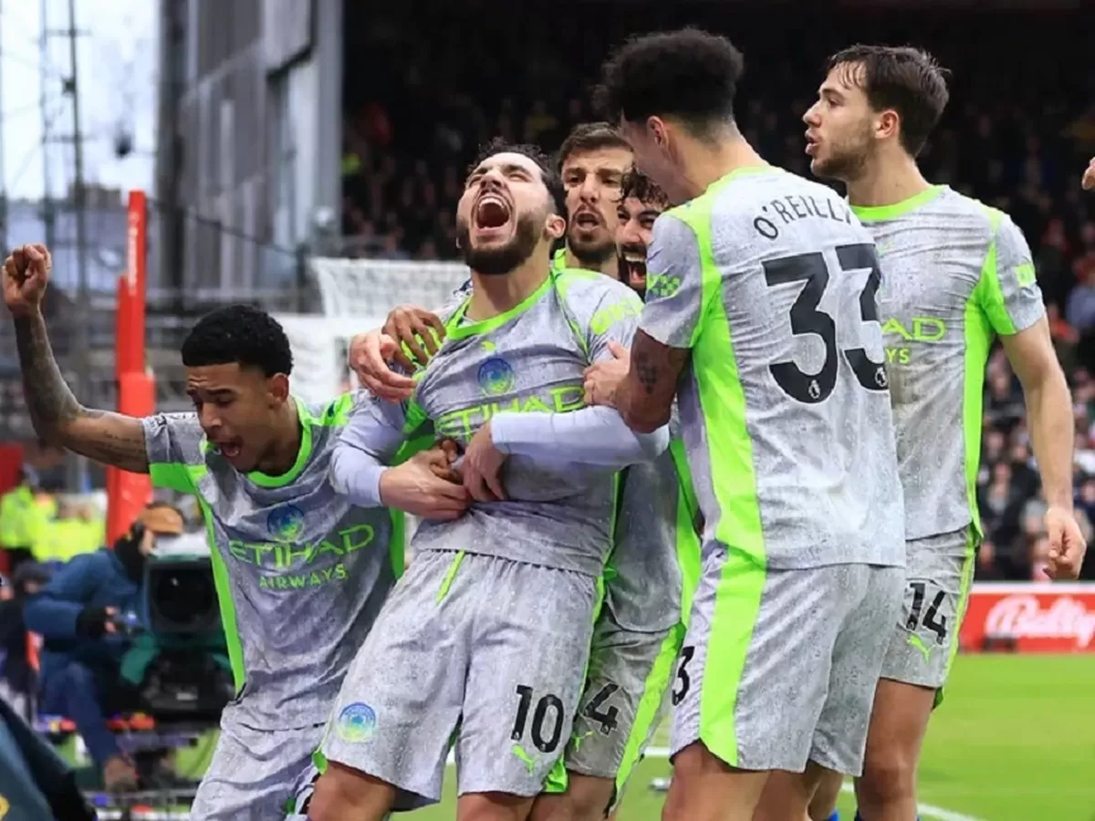 Manchester City berusaha menempel Arsenal yang berkuasa di puncak klasemen Liga Primer.