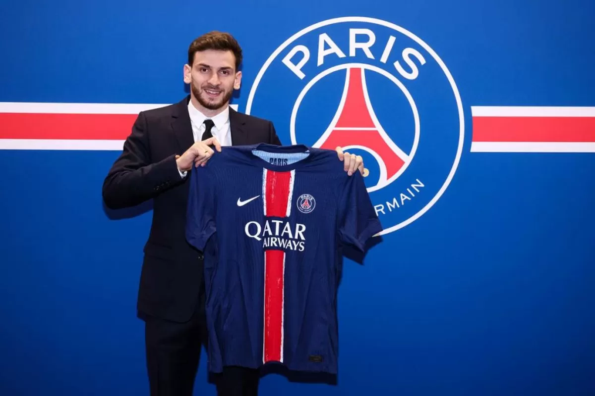 Khvicha Kvaratskhelia mengangkat kaus PSG-nya setelah bergabung dari klub Serie A Napoli. (PSG_Inside)