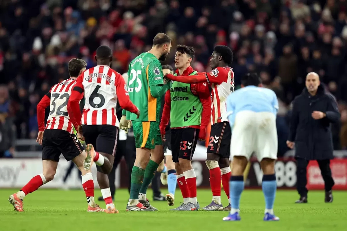 Gianluigi Donnarumma dan Luke O&rsquo;Nien bersitegang usai pertandingan Sunderland vs Manchester City.