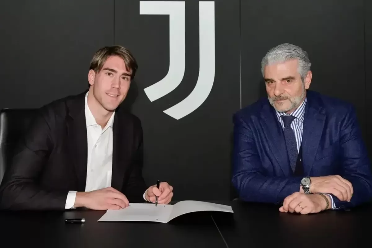 Dusan Vlahovic menandatangani kontraknya setelah bergabung dengan Juventus dalam kesepakatan yang memecahkan rekor.