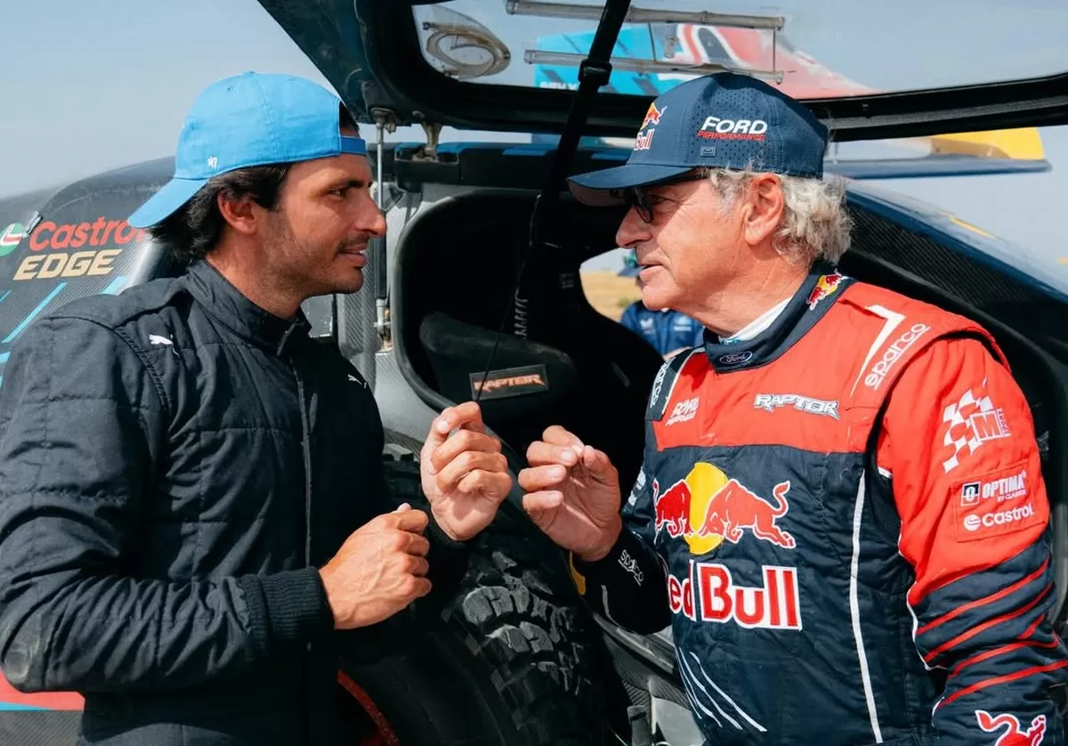 Carlos Sainz Sr dan Jr ssat bertemu di Reli Dakar 2025 (@carlossainz55)