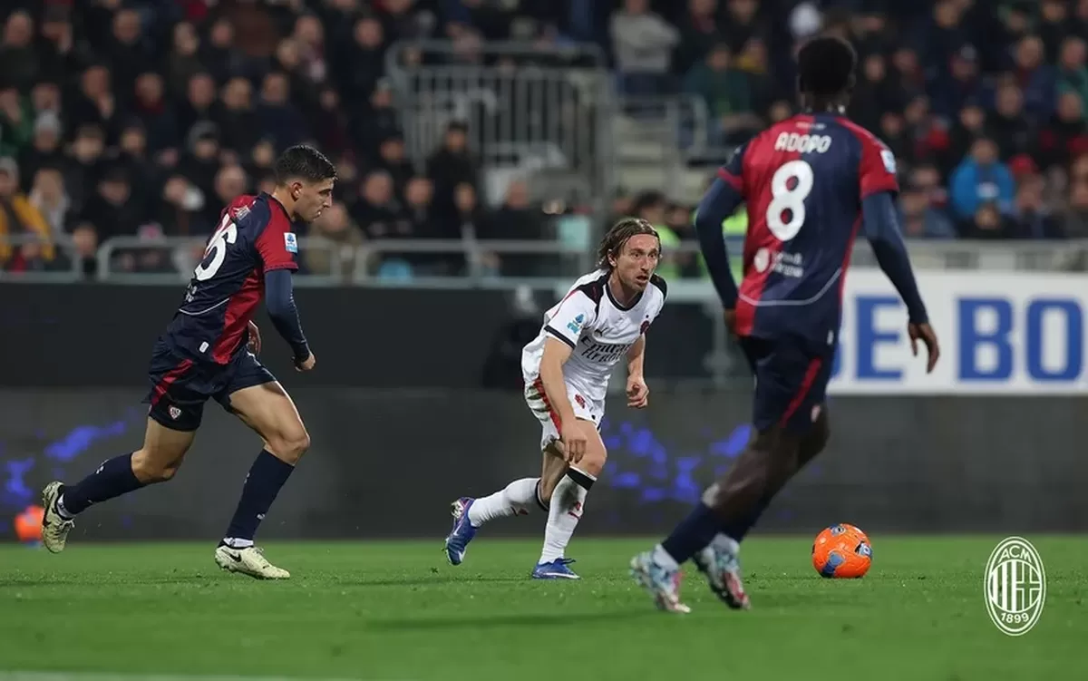 Pemain AC Milan Luka Modric mencoba merangsek ke gawang Cagliari (AC Milan)