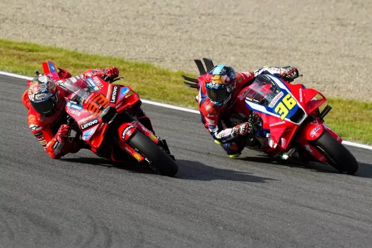 Marc Marquez saat membalap bersama mantan rekan setimnya di Honda, Joan Mir. (Dorna)